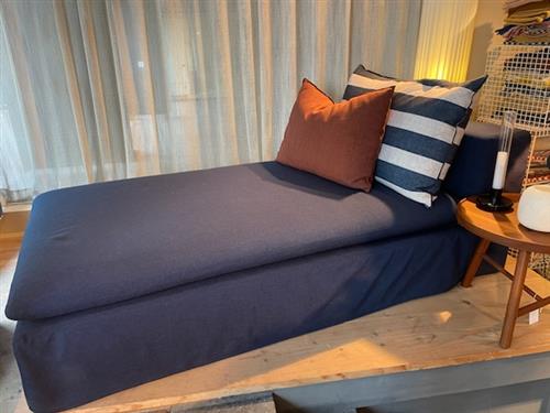Maison de Vacances outdoor bed 